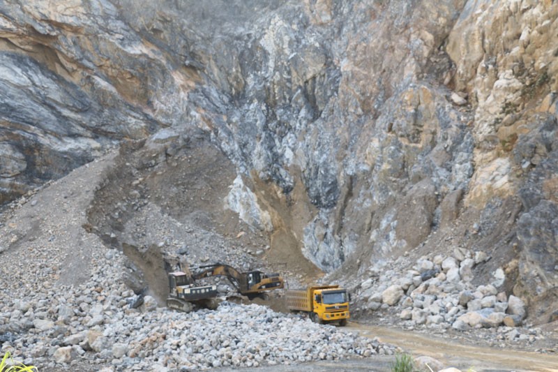Hiện trạng khai thác đá tại một mỏ đá. (Ảnh minh họa - Nguồn: tapchimoitruong.vn)