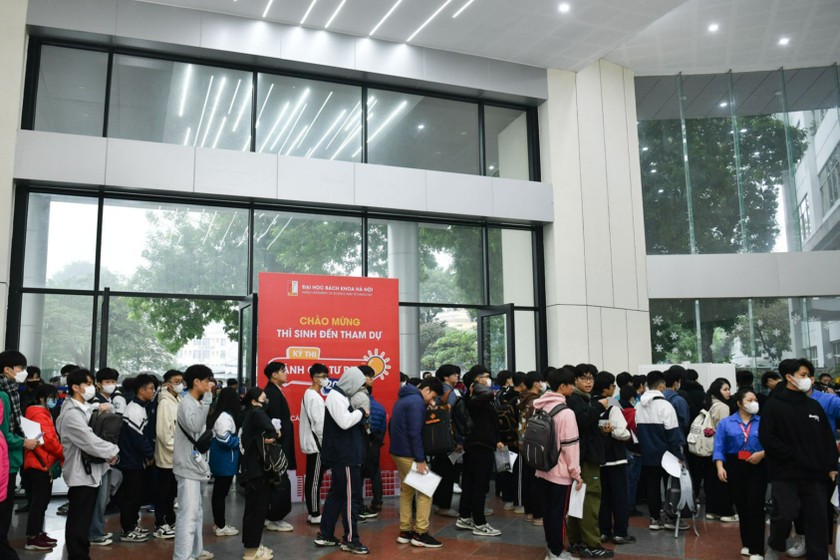Các thí sinh tham dự đợt 1 kỳ thi Đánh giá tư duy tại điểm thi Đại học Bách khoa Hà Nội (12/2023). Ảnh: Duy Thành