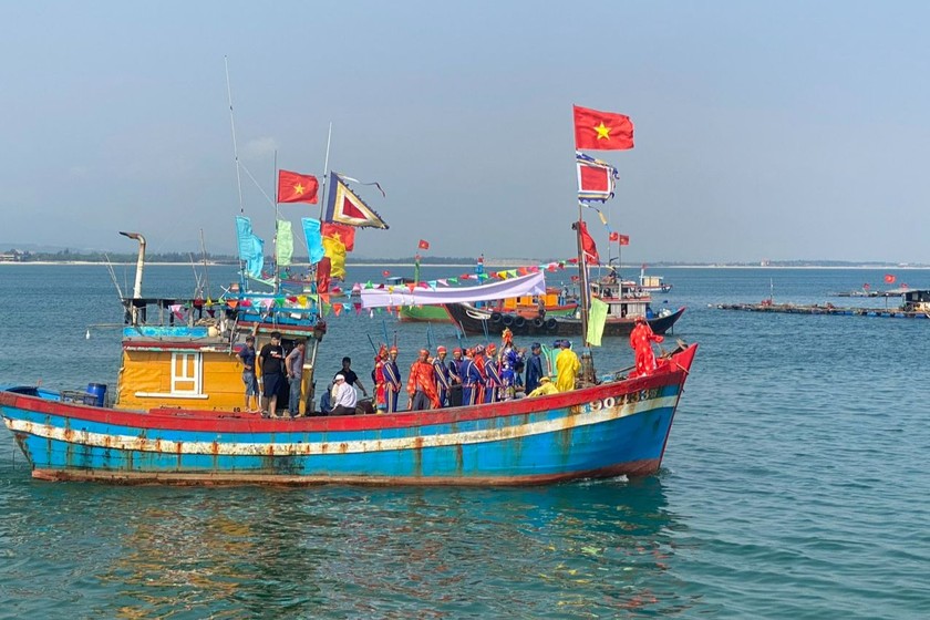 Một tàu cá trong lễ hội cầu ngư, lễ ra quân đánh bắt đầu năm tại Quảng Ngãi. (Ảnh: Vân Anh)