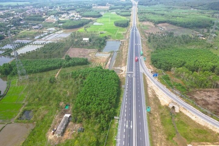 Tuyến cao tốc Cam Lộ - La Sơn đoạn phía Bắc nút giao tại huyện Phong Điền nhìn từ trên cao. (Ảnh Cục Đường bộ)