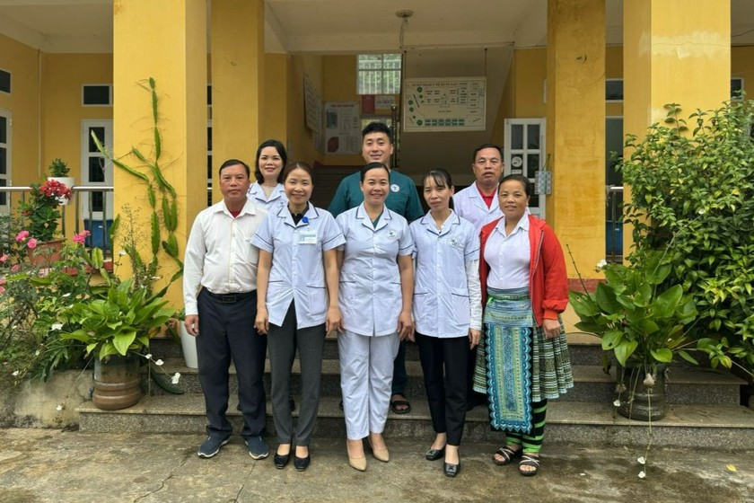 Bác sĩ Phương (đứng giữa hàng đầu) và các cán bộ tại Trạm y tế xã Pá Lau chụp ảnh cùng người bệnh.

