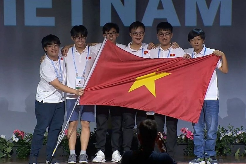 Đoàn học sinh Việt Nam dự Olympic Toán học quốc tế năm 2022 tại Na Uy. (Ảnh: MOET)