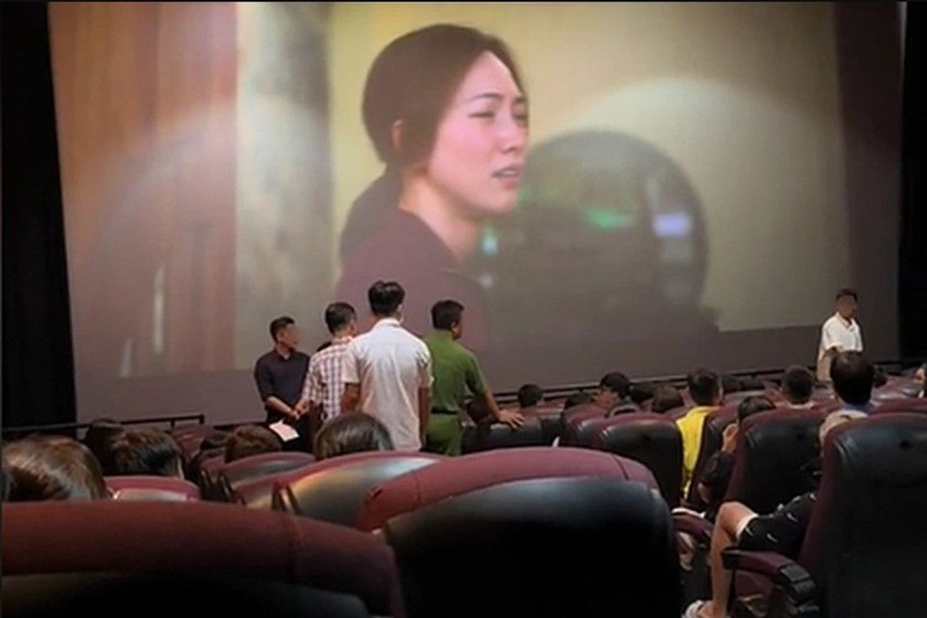 Lực lượng chức năng kiểm tra đột xuất độ tuổi của khán giả xem phim "Mai". (Ảnh Chụp màn hình)