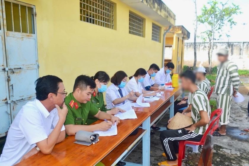 Lực lượng chức năng thường xuyên lấy mẫu xét nghiệm HIV cho học viên tại cơ sở cai nghiện. 
