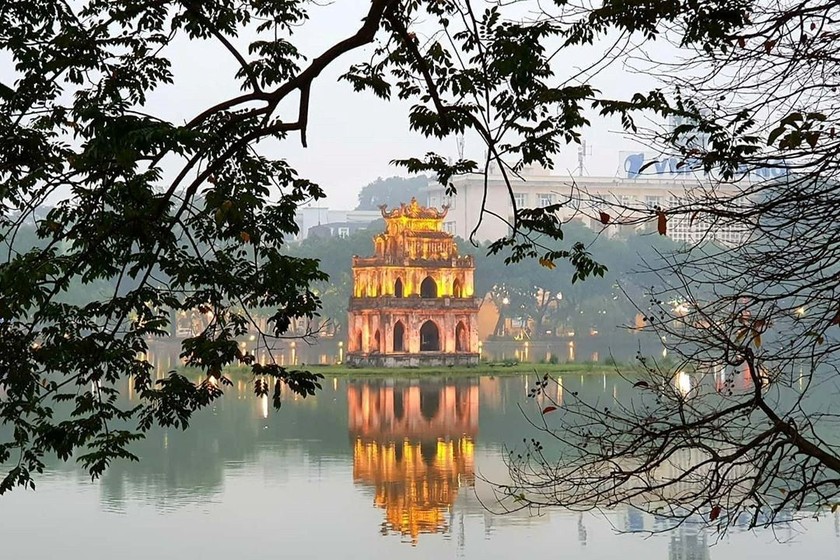 Hồ Hoàn Kiếm luôn là địa điểm mà ai đã đến Hà Nội đều phải đến một lần. (Nguồn ảnh: Huenews.com.vn)