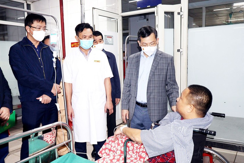 Chủ tịch UBND tỉnh Tuyên Quang - Nguyễn Văn Sơn thăm hỏi nạn nhân vụ tai nạn giao thông. Ảnh: BV Đa khoa tỉnh Tuyên Quang