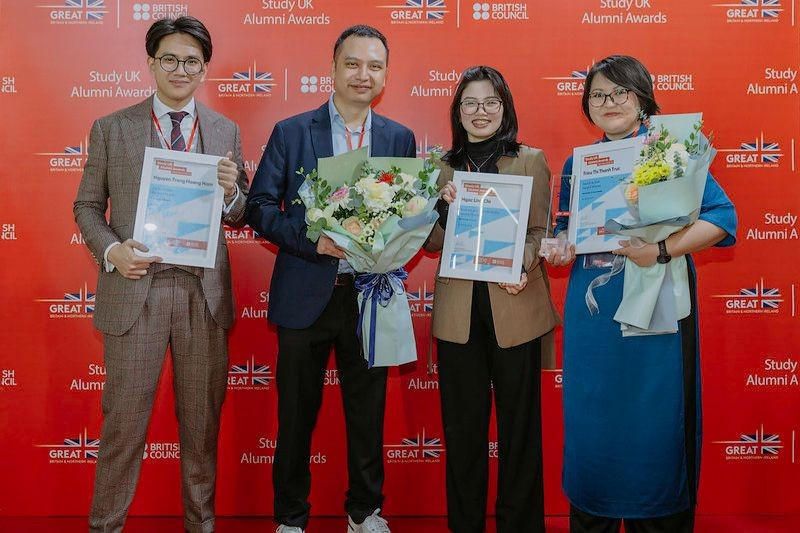 Triệu Thị Thanh Trúc (ngoài cùng bên phải) nhận Giải Tác động xã hội trong khuôn khổ Giải thưởng Study UK Alumni Awards 2023-24. (Nguồn ảnh: Hội đồng Anh)