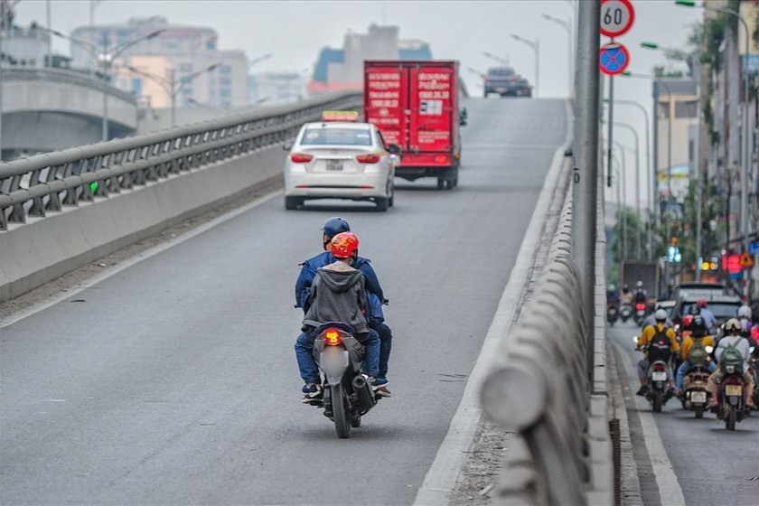 Tình trạng người điều khiển mô tô, xe máy đi lên đường Vành đai 2 trên cao vẫn diễn ra. (Ảnh minh họa: laodong.vn)