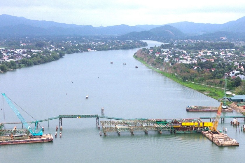 Dự án cầu vượt sông Hương và đường Nguyễn Hoàng đang được triển khai. (Ảnh: Thùy Nhung)