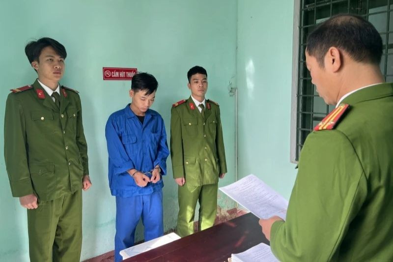 Công an tống đạt lệnh bắt tạm giam Nguyễn Tấn Sang.