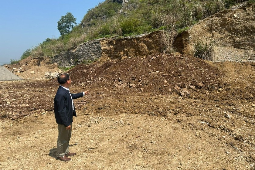 Khu vực chân di tích Lèn Hai Vai bị lấy đất đá. 