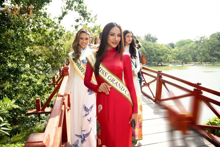 Thí sinh Miss Grand International 2023 mặc áo dài tham quan đền Ngọc Sơn. (Ảnh: Miss Grand International)
