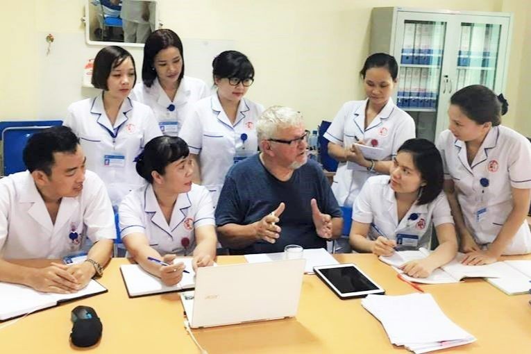 Chuyên gia Thụy Điển Leif Person hướng dẫn nhân viên Bệnh viện Việt Nam - Thụy Điển, Quảng Ninh phân tích nguyên nhân sự cố y khoa. (Nguồn: BV) 