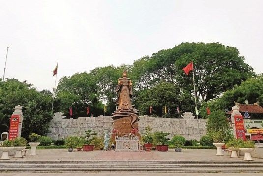 Bức tượng Nguyên phi Ỷ Lan làm bằng đồng nguyên khối - bức tượng nữ giới lớn nhất Việt Nam tại khuôn viên khu di tích lịch sử văn hoá đền Nguyên phi Ỷ Lan. (Ảnh: Thảo Nguyên)