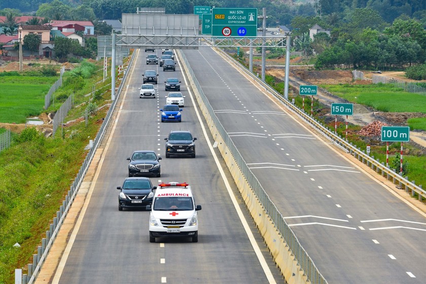 Các phương tiện lưu thông trên tuyến cao tốc Mai Sơn - Quốc lộ 45. Ảnh: Lao Động