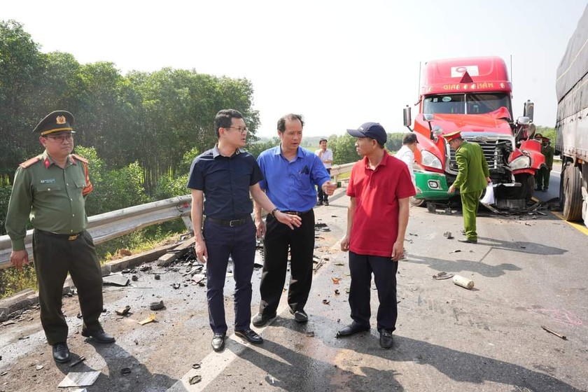 Hiện trường một vụ tai nạn giao thông tại cao tốc Cam Lộ - La Sơn. (Ảnh trong bài: Tám Bảy)