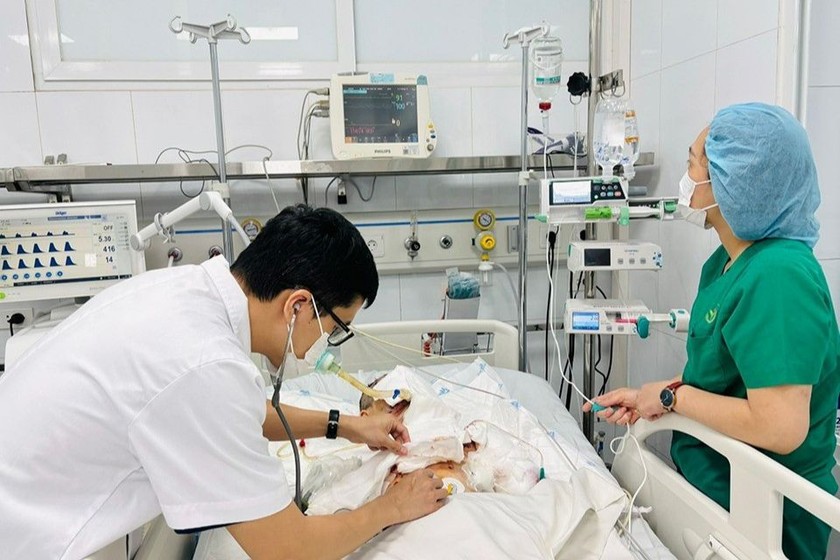 Các bác sĩ Bệnh viện Hữu nghị Việt Đức đang thăm khám cho bệnh nhân. Ảnh: Tuổi trẻ Thủ đô