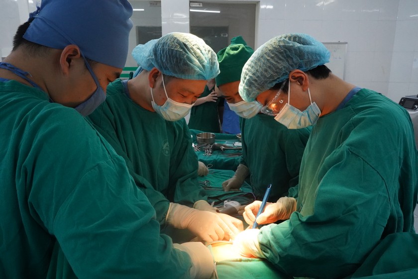 Các bác sĩ phẫu thuật cắt bỏ khối u gan cho bệnh nhân. Ảnh: BV