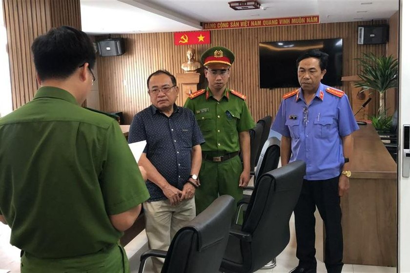 Cơ quan Công an đang tống đạt các quyết định khám xét nhà ông Huỳnh Văn Cán tại phường Chính Gián, quận Thanh Khê, thành phố Đà Nẵng. (Ảnh: BCA)