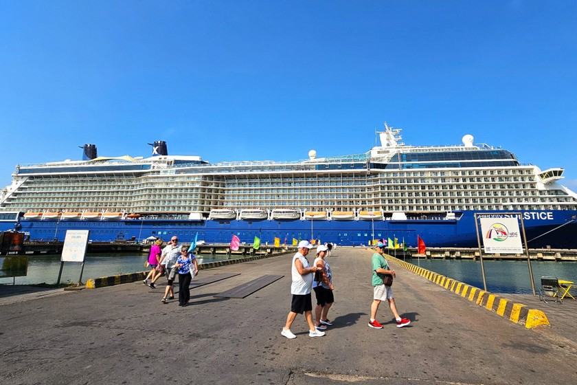 Tàu Celebrity Solstice cập cảng Chân Mây vào ngày 24/2, đưa hơn 1.500 khách lên bờ tham gia các chương trình tour khám phá di sản Cố đô Huế. (Ảnh: PV) 