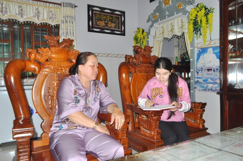 Bà Nguyễn Thanh Thúy, chủ tàu cá CM-95955-TS trao đổi sự việc với phóng viên trước khi chờ tàu gặp nạn cặp bến vào những ngày tới.
