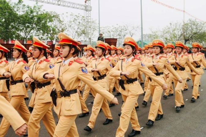 Học viên nữ Học viện An ninh nhân dân tập luyện phục vụ diễu binh, diễu hành trong Lễ kỷ niệm 70 năm Chiến thắng Điện Biên Phủ. Ảnh: Học viện An ninh Nhân dân