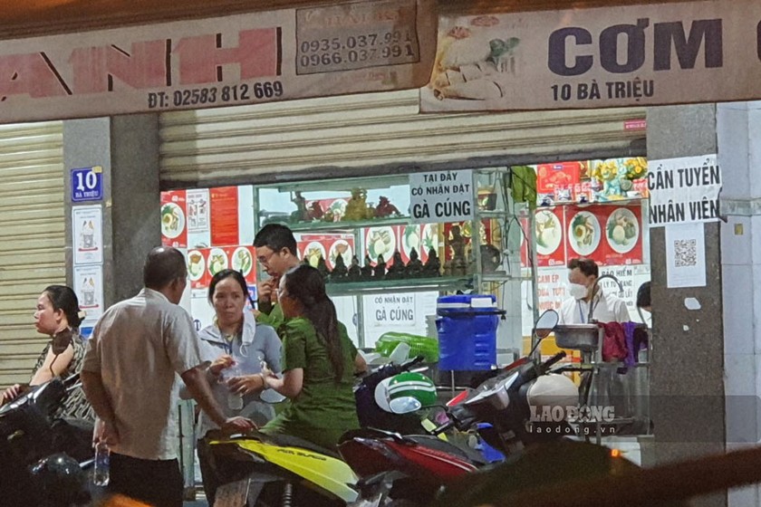 Đình chỉ hoạt động quán cơm gà ở Nha Trang sau khi có nhiều người nhập viện nghi ngộ độc thực phẩm. Ảnh: Báo Lao động