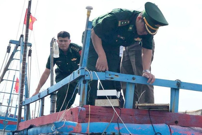 Lực lượng chức năng kiểm tra thiết bị VMS gắn trên tàu cá ngư dân. (Ảnh: Mỹ Hoa)