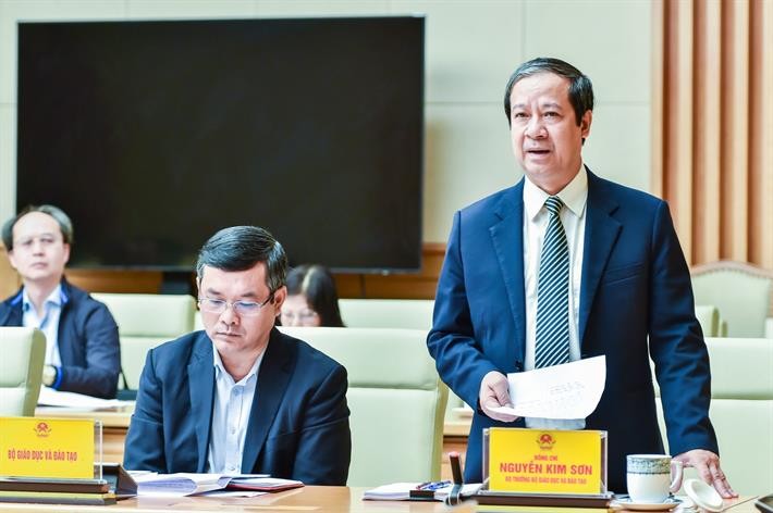 Bộ trưởng Bộ Giáo dục và Đào tạo Nguyễn Kim Sơn trao đổi tại Phiên họp. (Ảnh: MOET)