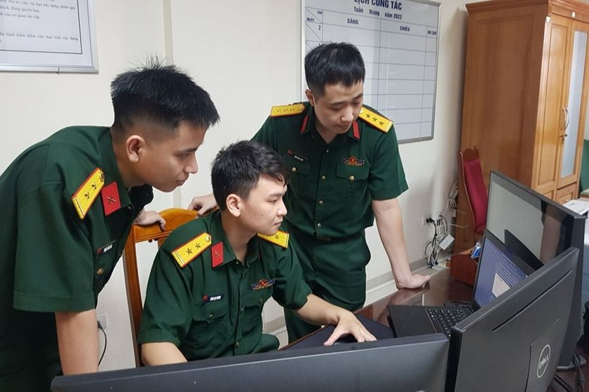 Cán bộ trẻ Trung tâm 586 (Bộ tư lệnh 86) làm chủ công nghệ thông tin, góp phần thực hiện chuyển đổi số trong Bộ Quốc phòng. (Ảnh: qdnd.vn)