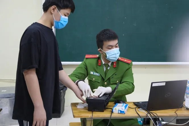 Công dân làm căn cước công dân gắn chip tại Hà Nội. (Ảnh: thanhnien.vn)