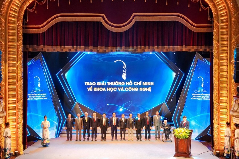 Trao Giải thưởng Hồ Chí Minh và Giải thưởng Nhà nước về khoa học và công nghệ. (Ảnh: baochinhphu.vn)