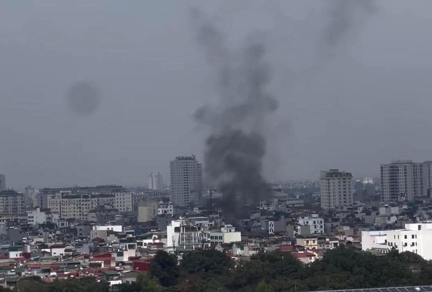 Vụ cháy tại phố Đào Tấn nhìn từ xa. Ảnh: FB