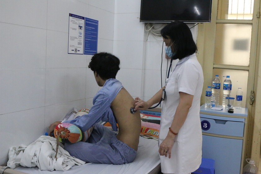Bác sĩ Bệnh viện Phổi Trung ương thăm khám cho bệnh nhân lao. Ảnh: Ngọc Nga