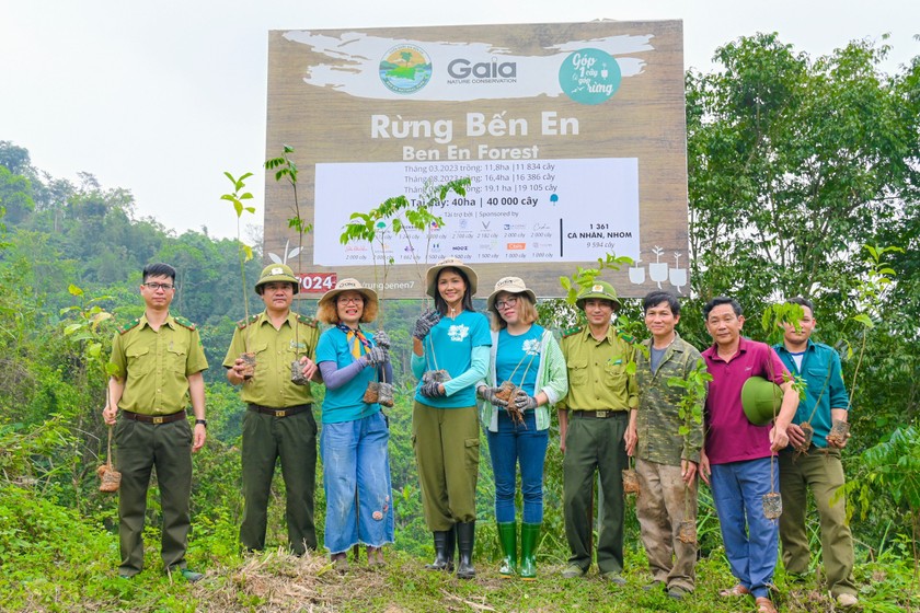 Hoa hậu H’Hen Niê (thứ tư từ trái sang) góp 1.000 cây cho rừng Bến En. (Nguồn: Gaia) 
