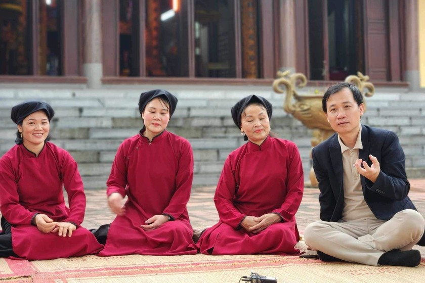 Nhà nghiên cứu âm nhạc Nguyễn Quang Long (ngoài cùng bên phải) và các nghệ nhân. (Ảnh: PV)