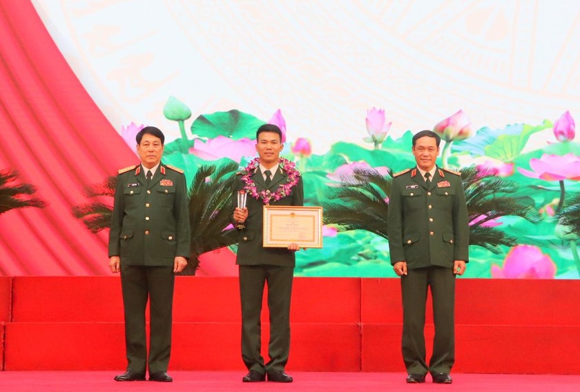 Đại úy Vũ Văn Cường tại lễ tuyên dương Gương mặt trẻ tiêu biểu, triển vọng toàn quân năm 2023 ngày 26/3/2023. (Nguồn: Báo Biên phòng)