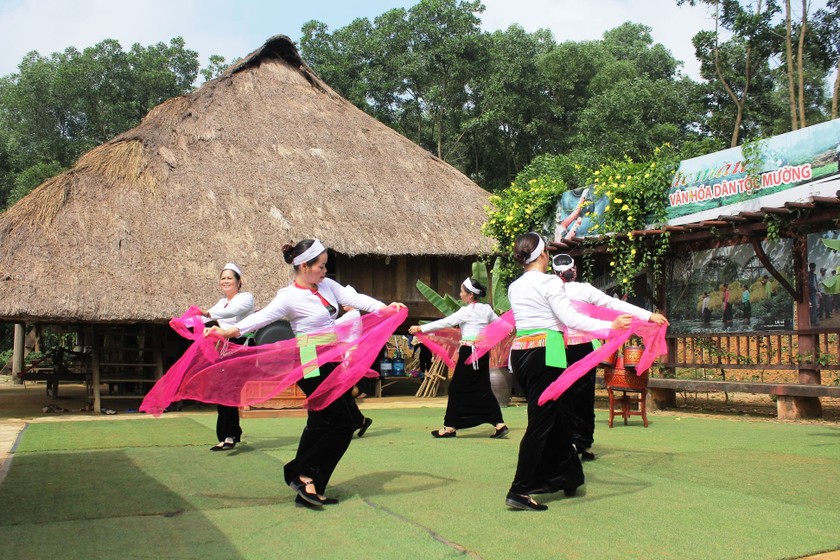 Điệu múa uyển chuyển trong trang phục của phụ nữ dân tộc Mường. (Ảnh: Làng Văn hóa các dân tộc Việt Nam)