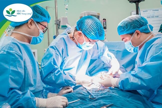 ThS.BS Lê Anh Dũng – Trưởng khoa Ngoại Tiết niệu, Bệnh viện Nhi Trung ương cùng ekip thực hiện ghép thận cho bệnh nhi.