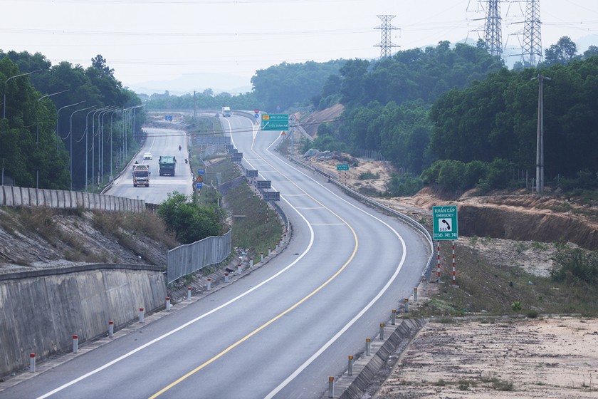 Cao tốc Cam Lộ - La Sơn đoạn chuyển tiếp đường 2 làn thành 4 làn đoạn qua phường Hương Hồ, TP Huế. Ảnh: Võ Thạnh