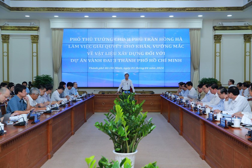Phó Thủ tướng Trần Hồng Hà nhấn mạnh, việc gia hạn/cấp lại giấy phép, nâng công suất khai thác mỏ cát phải lựa chọn, áp dụng đúng chính sách, bảo đảm an toàn môi trường, chất lượng cát khai thác. (Ảnh: Minh Khôi) 