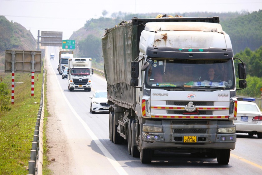 Các phương tiện đang lưu thông trên đoạn đầu tuyến cao tốc Cam Lộ - La Sơn thuộc địa phận huyện Cam Lộ, tỉnh Quảng Trị. (Ảnh; Báo Giao thông)