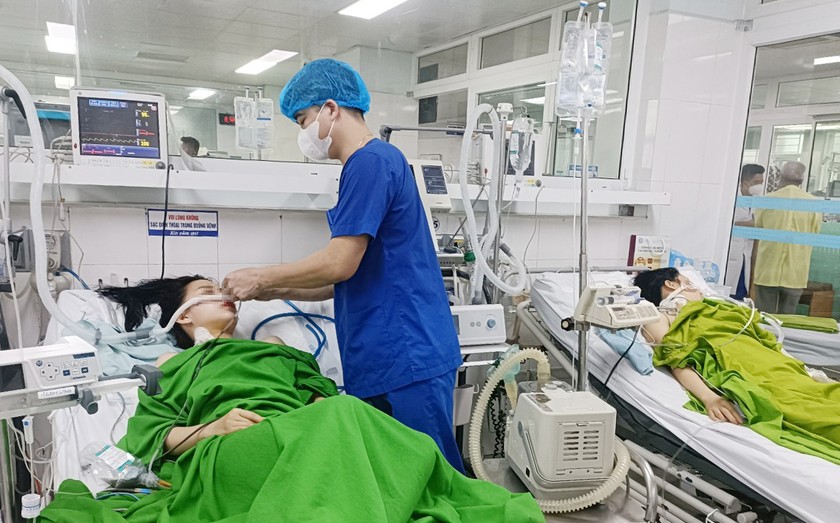 Hình ảnh 2 người bệnh trong tình trạng nguy kịch khi nhập viện do ngộ độc. Ảnh: BVCC