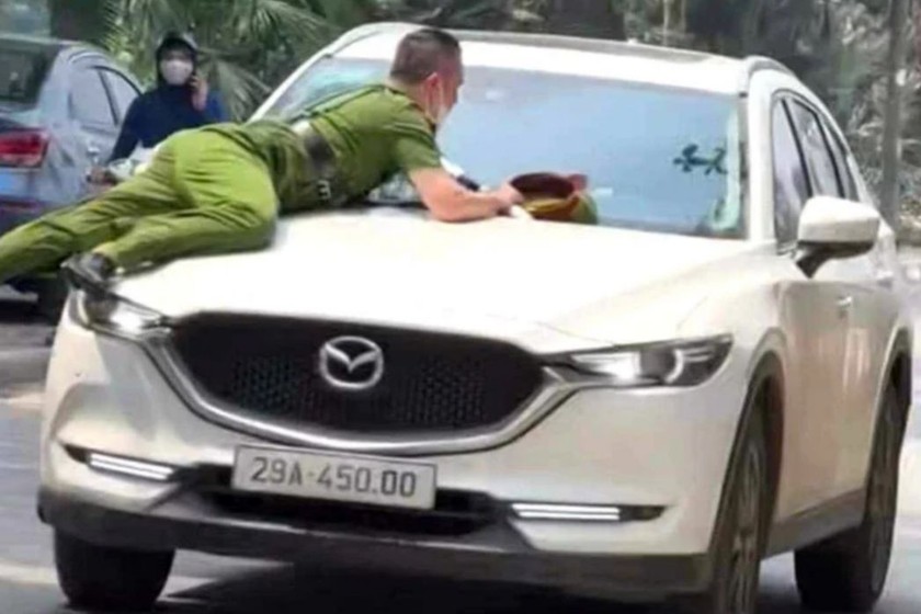  Hình ảnh một vụ tài xế chống người thi hành công vụ xảy ra tại Hà Nội. (Ảnh: Cắt từ clip) 