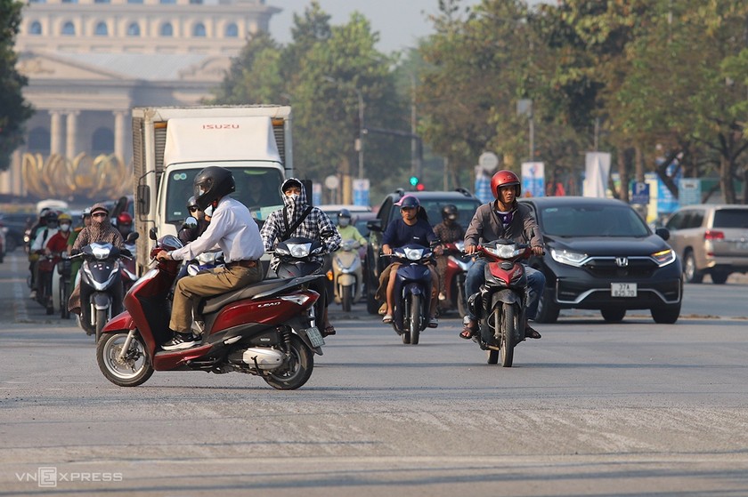 Vào giờ cao điểm, mật độ giao thông ở TP Vinh, Nghệ An luôn cao, thường xảy ra ùn tắc. (Ảnh: Đức Hùng)