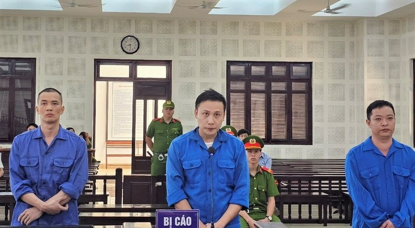 Các bị cáo tại phiên xử. (Ảnh: Văn Sơn)