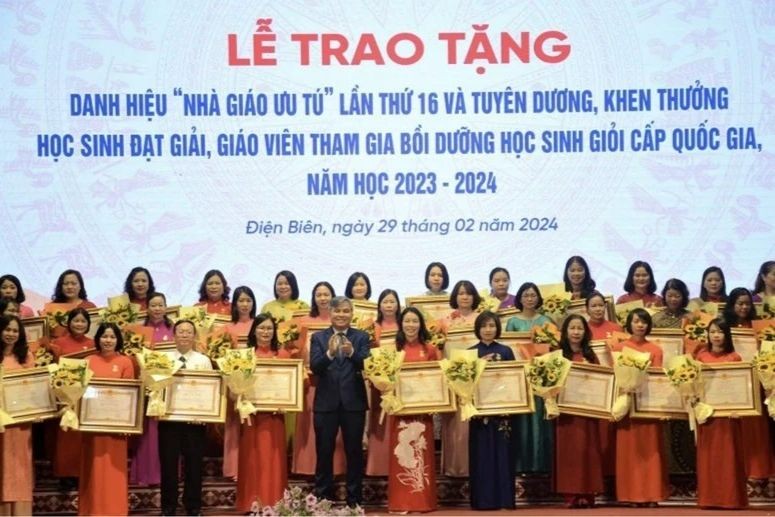 Trao danh hiệu "Nhà giáo ưu tú" tặng các thầy giáo, cô giáo tại Điện Biên. (Ảnh: nhandan.vn)