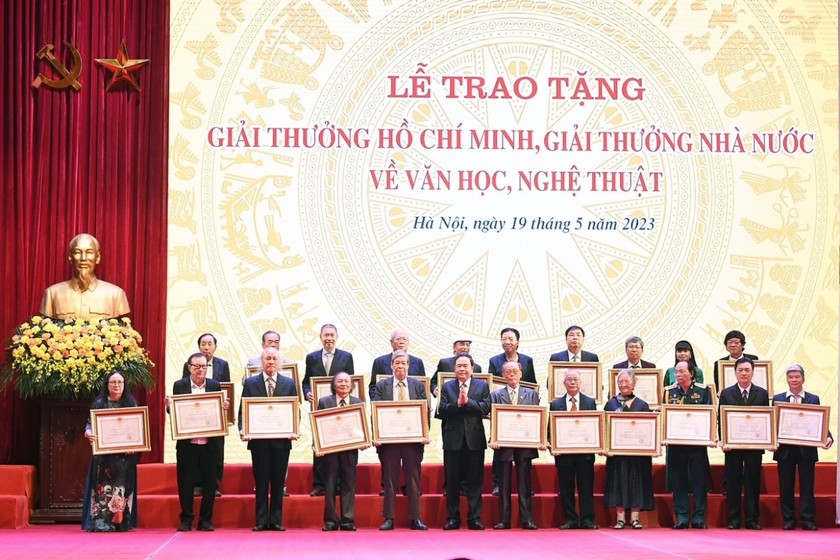 Quang cảnh lễ trao tặng “Giải thưởng Hồ Chí Minh”, “Giải thưởng Nhà nước” về văn học, nghệ thuật năm 2023. (Ảnh: hanoimoi.vn)