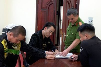 Đối tượng Phạm Xuân Thanh (trái) tại cơ quan công an. 