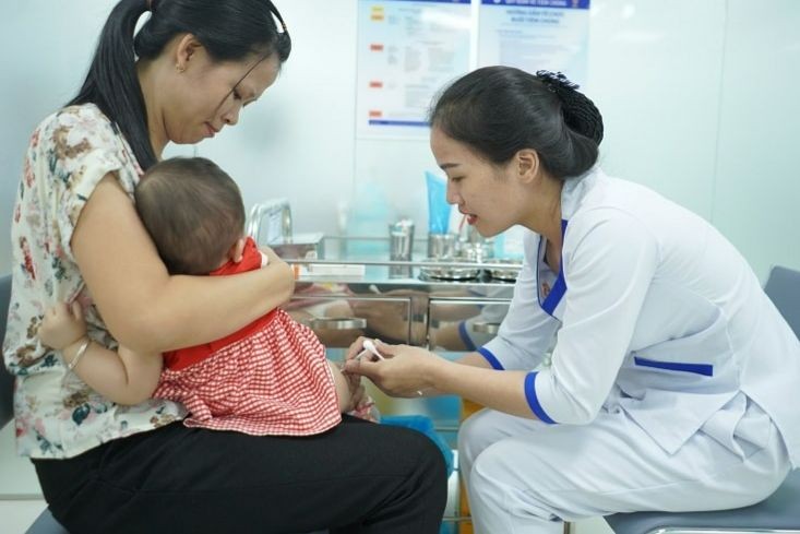Để chủ động phòng chống, cha mẹ cần lưu ý đưa trẻ đi tiêm chủng vắc xin phòng bệnh ho gà đầy đủ. (Ảnh minh họa)